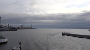 Helsingborg, İsveç Öresund üzerinden Helsingor, Danimarka 'ya giden bir araba ve yolcu feribotunun manzarası.. 