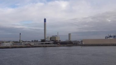 Helsingborg, İsveç Öresund üzerinden Helsingor, Danimarka 'ya giden bir araba ve yolcu feribotunun manzarası.. 