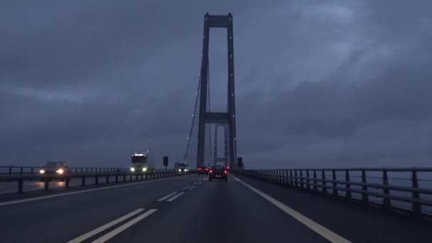 Rit Grote Beltbrug Storebaeltsbroen Denemarken Tussen Deense Eilanden Zeeland Funen — Stockvideo