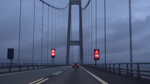 グレートベルト橋 ストーヴェルツブルーニュ デンマーク デンマークのデンマークの島々とフェンヌの間のドライブ — ストック動画