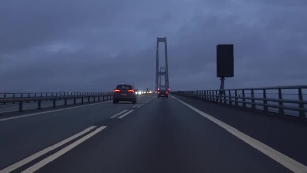 グレートベルト橋 ストーヴェルツブルーニュ デンマーク デンマークのデンマークの島々とフェンヌの間のドライブ — ストック動画