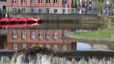 Odense, Danimarka hızlı akan su ve şehir merkezindeki Odense Nehri 'nde akıntılar. 