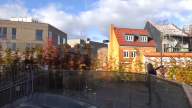 Odense, Danimarka. Bir kadın Hans Christian Andersen 'in Müzesi veya H.C. Andersen' in Odense Müzesi 'nde duruyor. Ünlü yazar Hans Christian Andersen' a adanmış bir dizi müze ve bina..