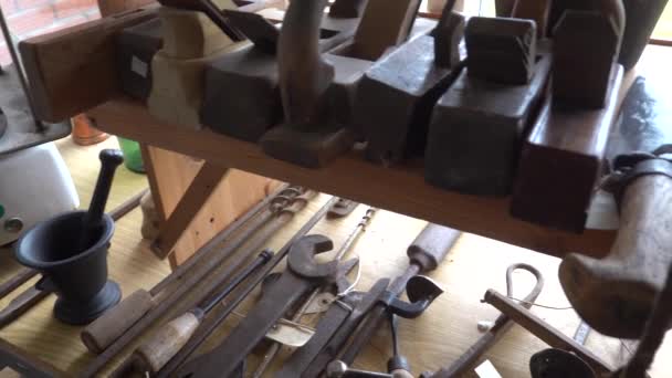 Lonstrup Danimarka Antika Mağazasının Rafında Duran Eski Ahşap Işçiliği Aletleri — Stok video
