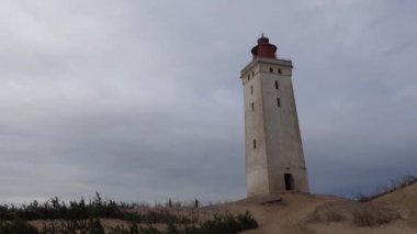 Rubjerg Knude Deniz Feneri, Danimarka 2018 'de kum tepesi ve su erozyonu nedeniyle taşınan ünlü Rubjerg Knude deniz fenerinin manzarası. 