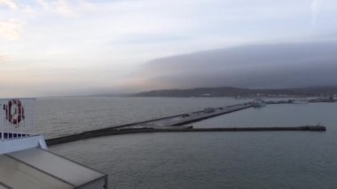 Frederikshamn, Danimarka. Bir yolcu ve feribot bulutlu bir günde Gothenburg, İsveç 'e gitmek üzere limandan ayrılıyor.. 