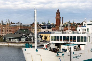 Helsingborg, İsveç 30 Ekim 2023 Helsingborg silueti ve Danimarka limanına giden feribot..