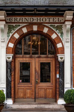 Odense, Danimarka 30 Ekim 2023 Grand Hotel 'in ön kapısı..