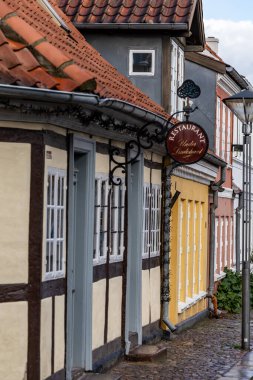 Odense, Danimarka 30 Ekim 2023 Lindetraeet Altındaki Danimarka Restoranı ya da ıhlamur ağacının altındaki restoran için bir işaret..