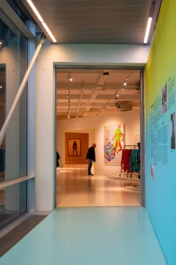 Odense, Danimarka 30 Ekim 2023 Kunst Müzesi Brandts 'ta bir adam sanat eserlerine ve sanatçı Kiki Kogelnik' in sergisine bakıyor..