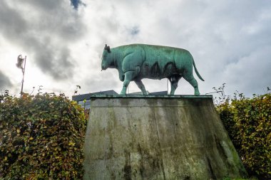 Kolding, Danimarka, 30 Ekim 2023 Et işleme tesisinde bir inek heykeli.