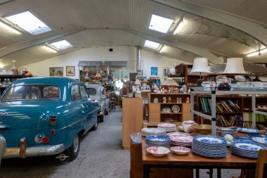 Lokken, Danimarka 1 Kasım 2023 bir antikacı ve eski otomobillerde satılık..