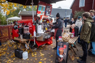 Piç, İsveç 29 Ekim 2023 Geleneksel sonbahar çiftçi pazarında taze gurme kahve kuyruğunda bekleyenler.