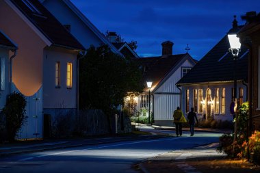 Piç kurusu, İsveç 28 Ekim 2023 İki kadın gece Agardhsgatan 'ın tarihi ve pitoresk köşklerinin önünden geçiyor..