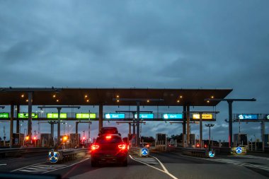Halsskov, Danimarka Büyük Kemer Köprüsü 'ndeki geçiş gişesi ve arabalar gece Danimarka' nın Zealand ve Funen adaları arasında.