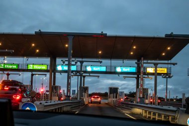 Halsskov, Danimarka Büyük Kemer Köprüsü 'ndeki geçiş gişesi ve arabalar gece Danimarka' nın Zealand ve Funen adaları arasında.