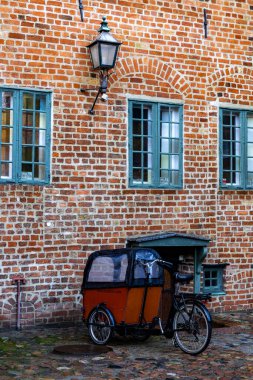 Odense, Danimarka. Tipik bir kargo motoru Oluf Bagars gardı ya da eski bir tuğla binaya karşı park halindedir..