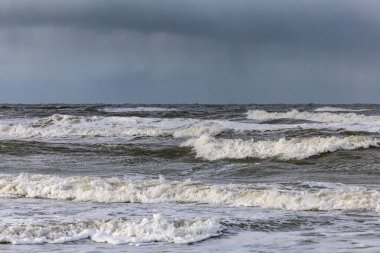 Tornby Strand, Danimarka Kuzey Denizi ve Skagerrak kıyıları rüzgarlı bir günde.
