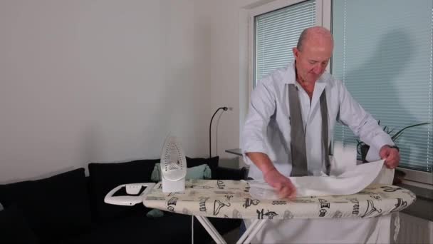 Estocolmo Suecia Hombre Mediana Edad Con Corbata Plancha Una Camisa — Vídeo de stock