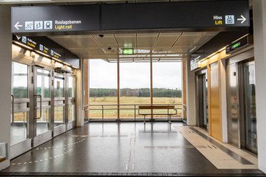 Stockholm, İsveç 9 Kasım 2023. Şehrin kuzeyindeki banliyö Arninge İstasyonu banliyö tren durağına çıkan modern ve ahşap koridor..