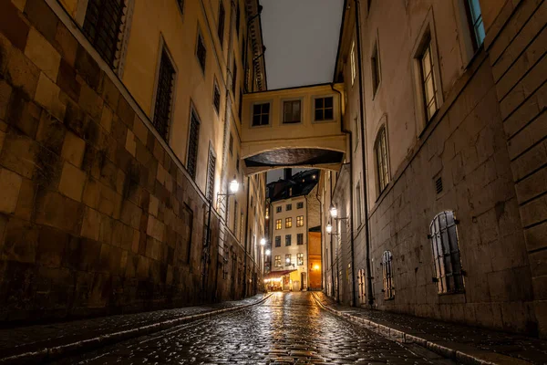 Stockholm, İsveç 9 Kasım 2023 Gamla Stan 'deki Norra Bankogrand Caddesi ya da Old Town, yağmurlu bir gecede