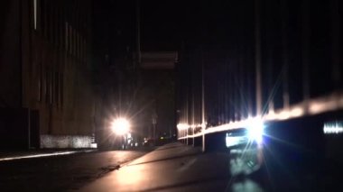 Hollanda 'nın Lahey kenti. Şehir merkezinde, Korte Voorhout' un üzerinde siluette bir bisikletçi yağmur altında geziyor..