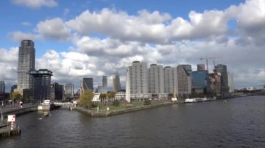 Rotterdam, Hollanda Güneşli bir sonbahar gününde Rotterdam limanının manzarası