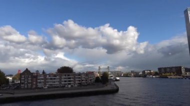 Rotterdam, Hollanda Güneşli bir sonbahar gününde Rotterdam limanının manzarası