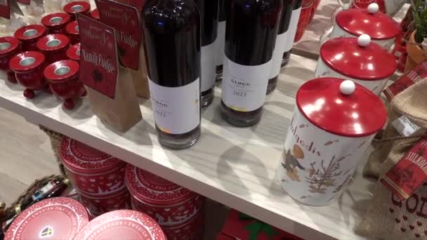 瑞典斯德哥尔摩Arlanda机场的一家免税店出售瑞典圣诞礼物 — 图库视频影像