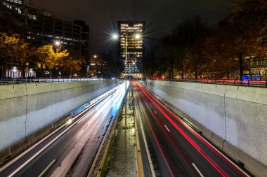Lahey ve Hollanda 'nın batık bir otoyol olan Utrechtsebaan' da geceleri trafik sıkışıklığı sürüyor.
