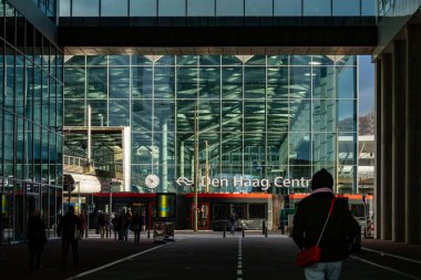 Lahey, Hollanda 10 Kasım 2023 Turfmarkt caddesinde yürüyen yayalar Merkez İstasyonu 'na çıkıyor..