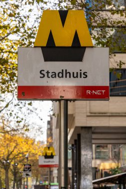 Rotterdam, Hollanda, 11 Kasım 2023 Stadshuis 'deki Rotterdam Metro için bir tabela..