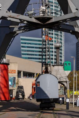 Rotterdam, Hollanda, 11 Kasım 2023 Şehir merkezindeki limanda tekneler.