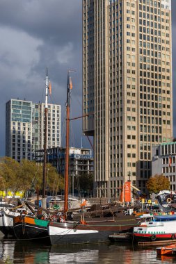 Rotterdam, Hollanda, 11 Kasım 2023 Şehir merkezindeki limanda tekneler.