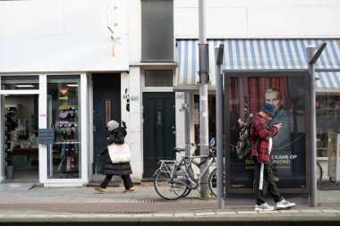 Rotterdam, Hollanda, 11 Kasım 2023 Oude Noorden bölgesinde yürüyen insanlar.