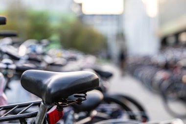 Rotterdam, Hollanda Merkez İstasyonu 'na park edilmiş bisiklet kuyrukları..