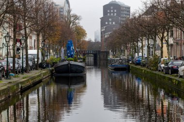 Lahey, Hollanda 12 Kasım 2023 Sonbaharda şehir merkezinde bir kanalda yüzen ev..