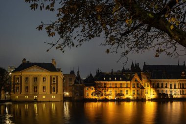 Lahey, Hollanda Moritzhuis Müzesi ve Hollanda Parlamentosu gece Hofvijver Gölü üzerinde.
