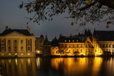 Lahey, Hollanda Moritzhuis Müzesi ve Hollanda Parlamentosu gece Hofvijver Gölü üzerinde.