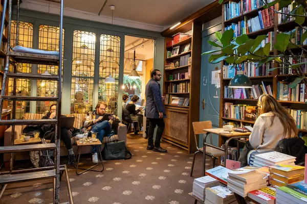 Lahey, Hollanda 12 Kasım 2023 Bookstor Cafe 'deki Patronlar