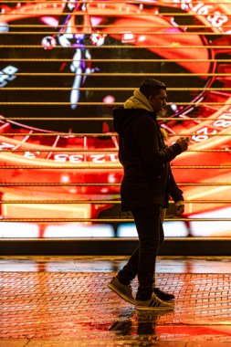 Lahey, Hollanda 10 Kasım 2023 ana alışveriş caddesi Grote Marktstraat 'taki yayalar rulet masası projeksiyonu olan bir binanın aydınlatılmış merdivenlerini geçtiler..
