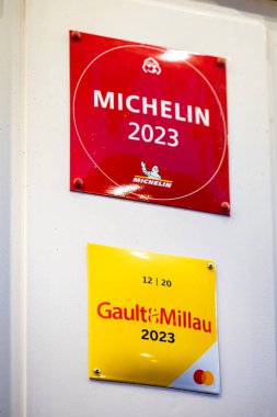 Lahey, Hollanda Michelin, Gault ve Millau plaketi bir restoranın girişinde..