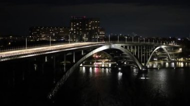 Stockholm, İsveç Gece vakti Batı Köprüsü üzerindeki trafik yoğunluğu. 