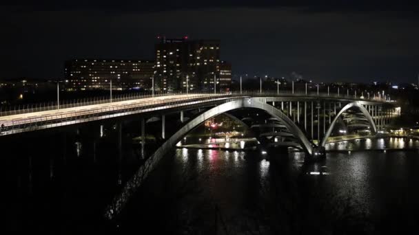 Stockholm Sveç Gece Vakti Batı Köprüsü Üzerindeki Trafik Yoğunluğu — Stok video
