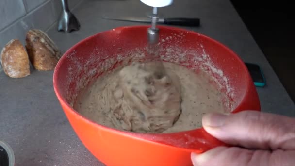 Cozinheiro Macho Mistura Massa Para Fazer Muffins — Vídeo de Stock