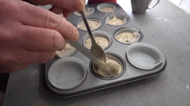 Uma Massa Colheres Cozinheira Suportes Queque Papel Formas Cupcake — Vídeo de Stock
