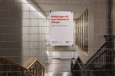 Stockholm, İsveç 20 Kasım 2023 Metro veya Tunnelbana girişinde bir tabela diyor ki: 