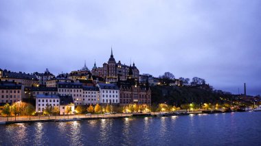 Stockholm, İsveç Sabahın erken saatlerinde Sodermalm 'de aydınlatılmış sokaklarla Mariaberget manzarası.