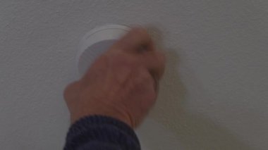 Adamın biri pili kontrol etmek için yangın alarmını söküyor.. 