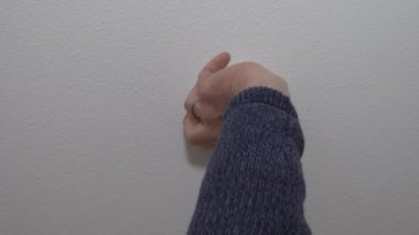 Adamın biri pili kontrol etmek için yangın alarmını söküyor.. 